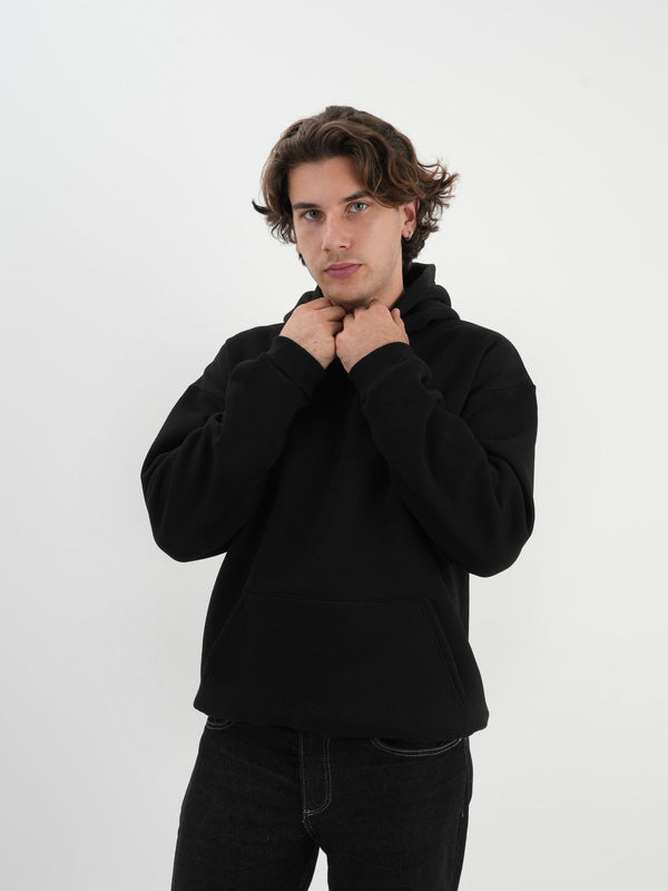 Siyah hoodie giyen model
