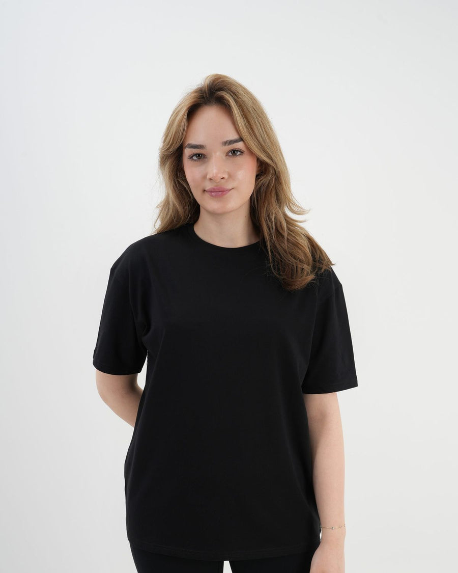 Siyah oversize tişört giyen model