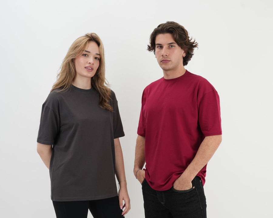 Crew Oversize Tişört: ekipten iki kişi