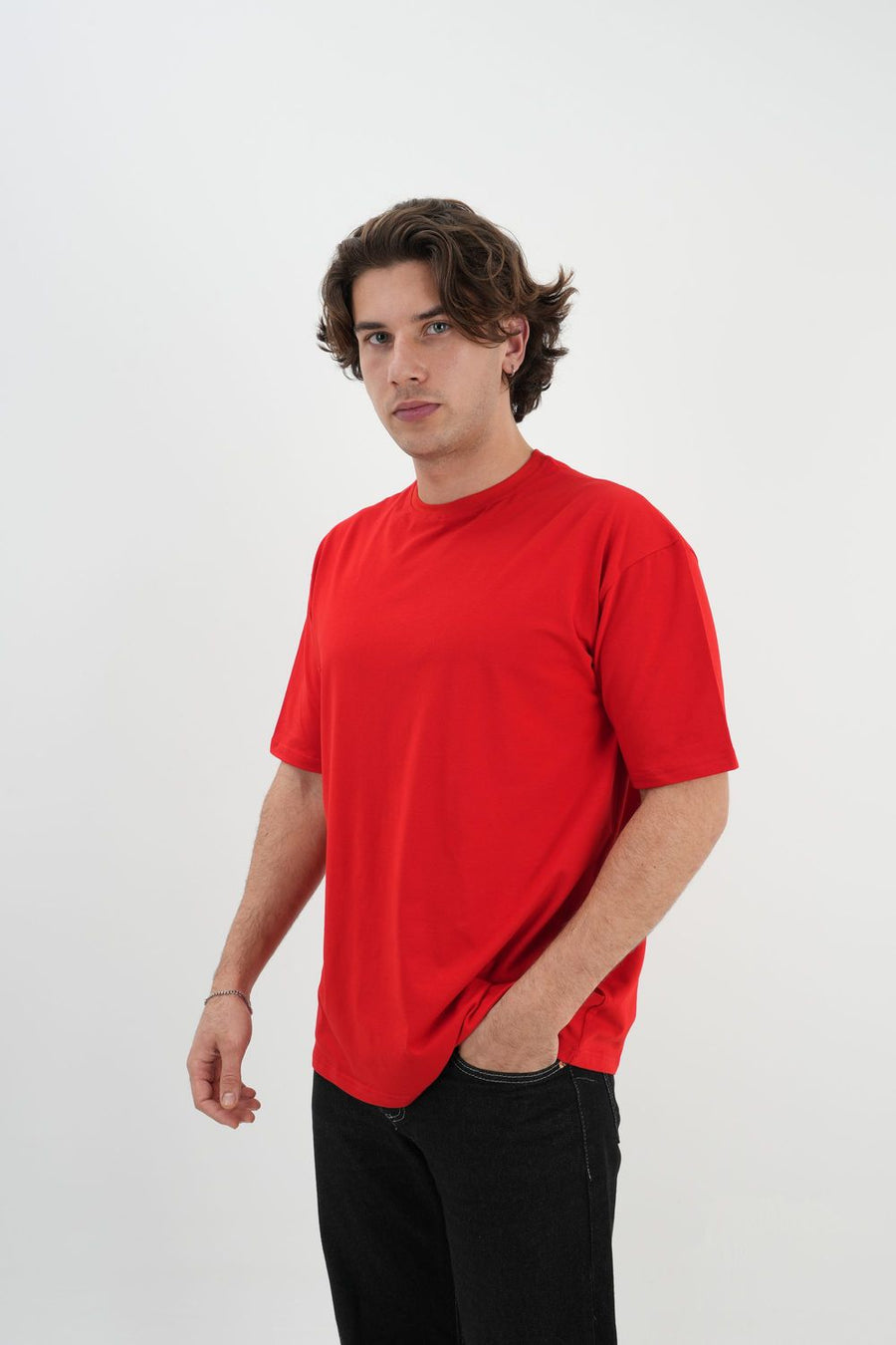 Kırmızı oversize tişört giyen model